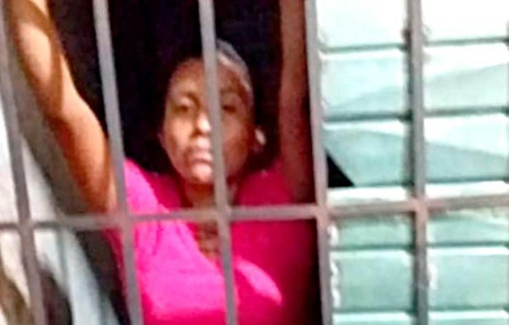 Mujer y su hija de 3 son encarceladas supuestamente tras defenderse de agresor