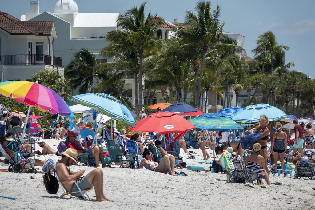 Supera Miami los 20 mil casos de COVID-19; celebra la apertura de playas