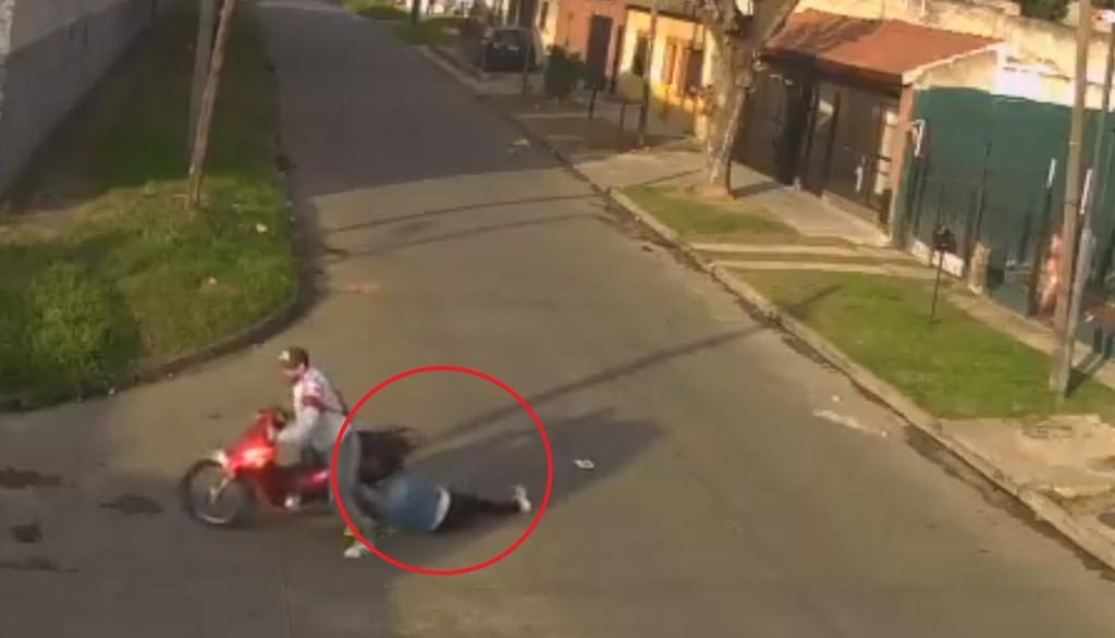 VIDEO: Mujer es arrastrada del cabello por asaltante en motocicleta