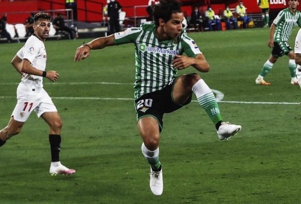 Betis pierde ante el Sevilla con Diego Lainez en el campo