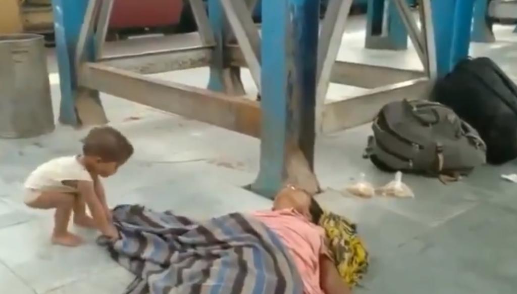 Niño trata de despertar a su madre que falleció en estación de trenes en la India