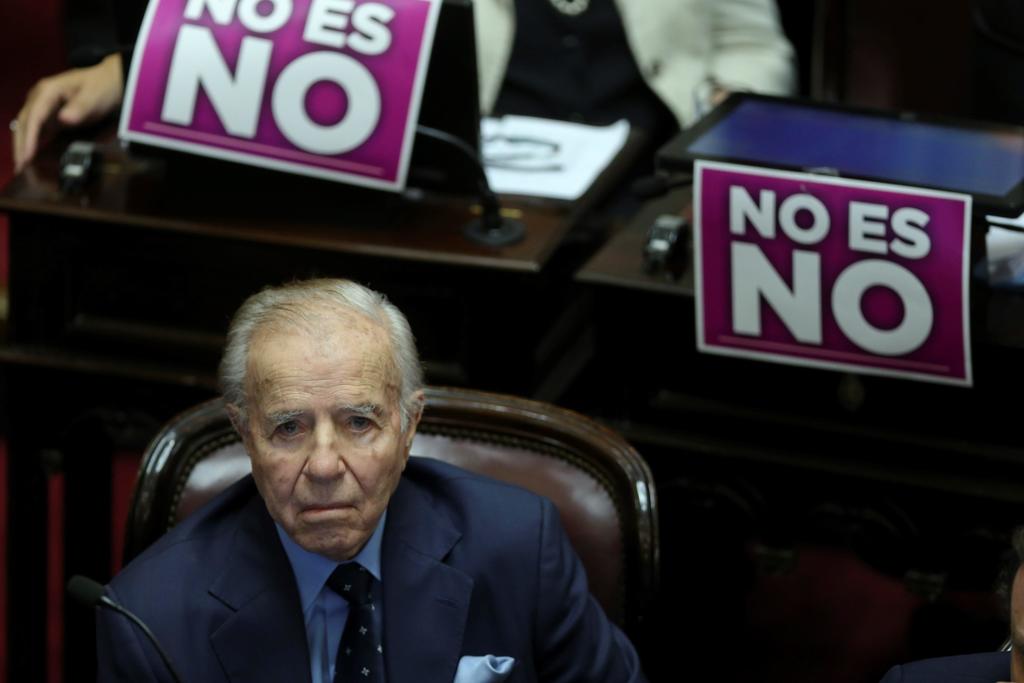 Por neumonía, hospitalizan a expresidente Menem en Argentina