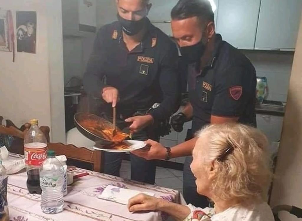 Policías preparan cena para anciana que estaba sola y enferma en casa