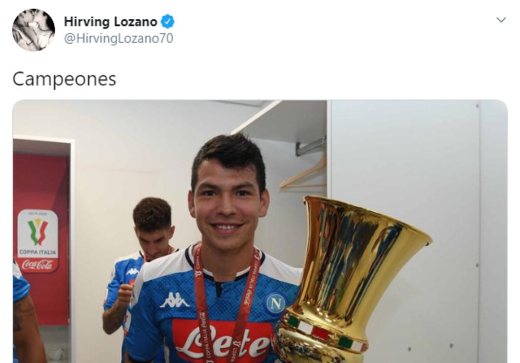 Sin jugar, 'Chucky' Lozano celebra la Copa Italia