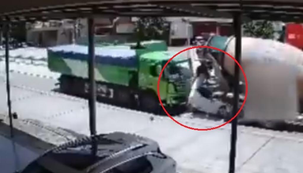 VIDEO: Sobreviven tras ser prensados por dos camiones