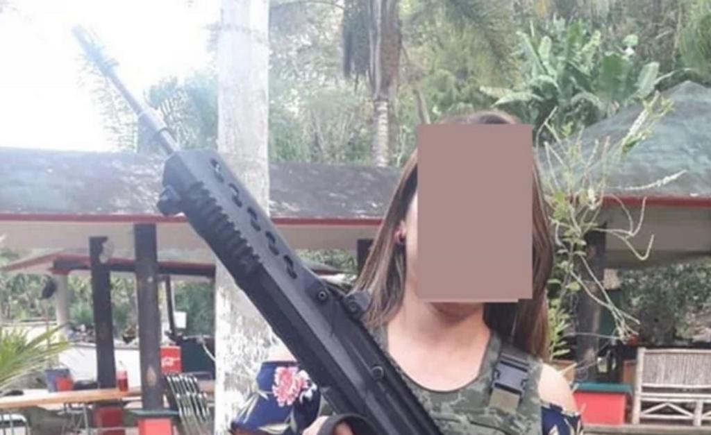 Exhiben a funcionaria portando un arma de la Guardia Nacional en Veracruz
