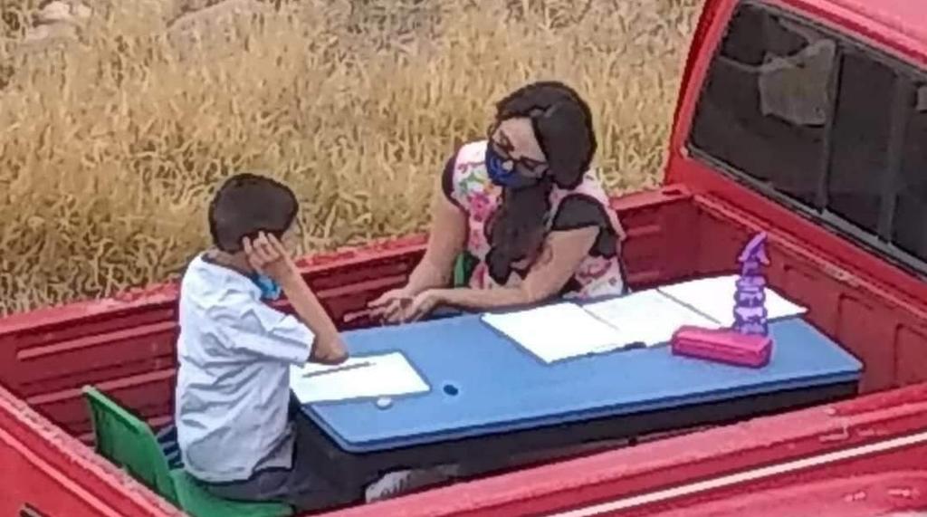 Fotografía de maestra enseñando desde una camioneta se vuelve viral