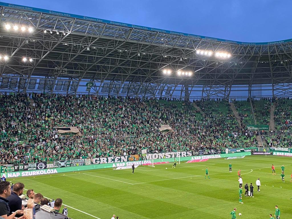 Ferencvaros celebra su título con aficionados en el estadio