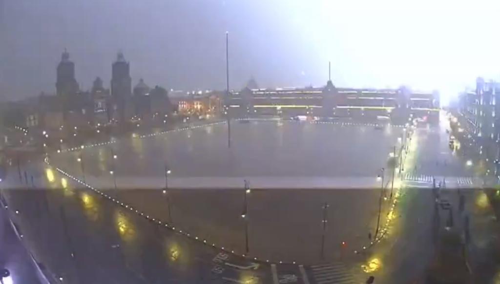 VIDEOS: Así se vieron los rayos que iluminaron a la Ciudad de México