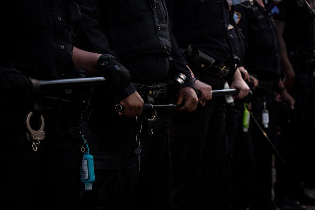 Suspenden a policía de Nueva York por usar una llave de estrangulamiento
