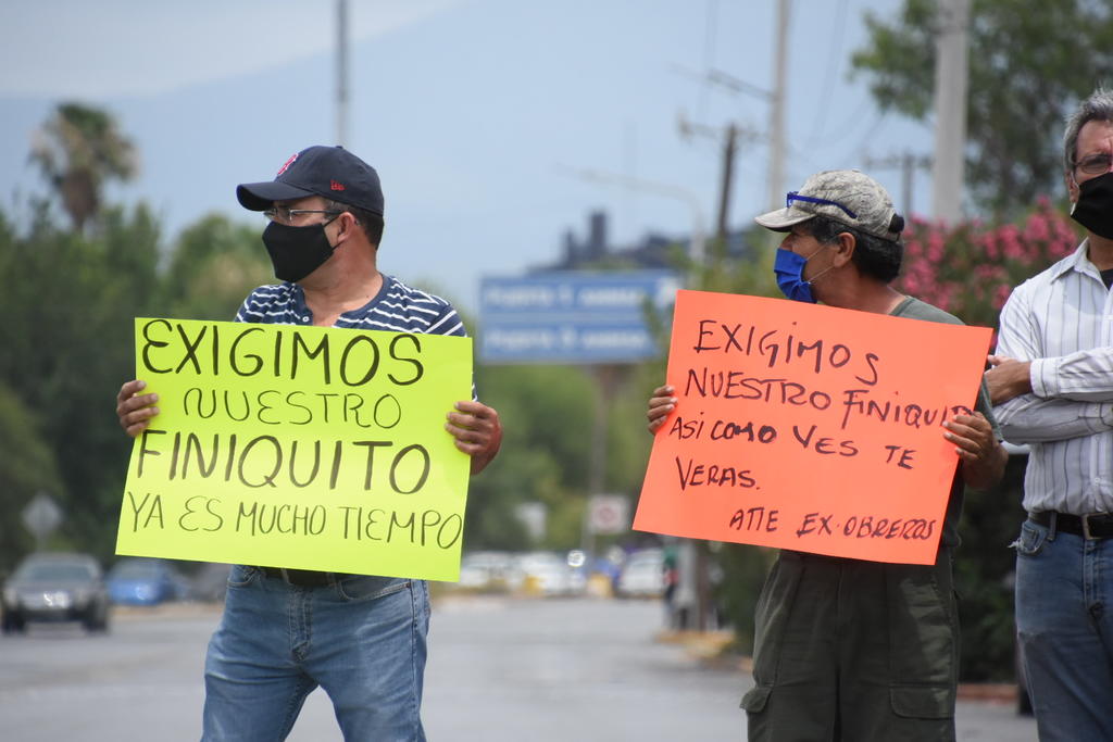 Ex obreros de AHMSA realizan bloqueo para exigir sus finiquitos