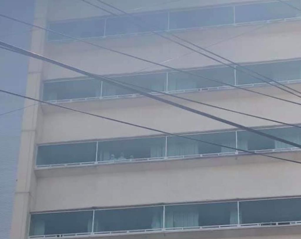 Médicos de área 'COVID' permanecen en noveno piso durante sismo para evitar contagios