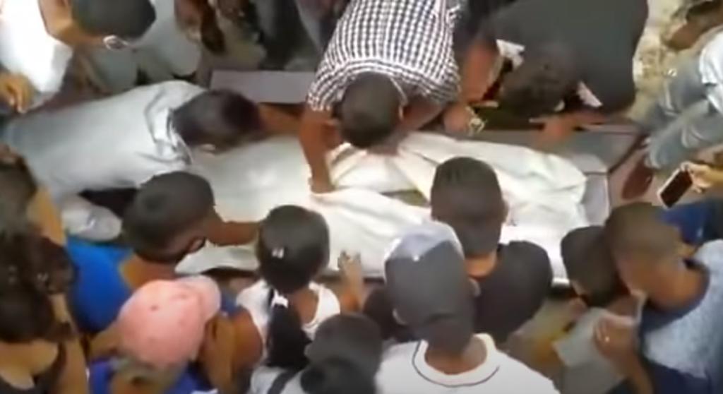 Familiares de fallecido 'por COVID-19' abren ataúd en pleno funeral en Colombia