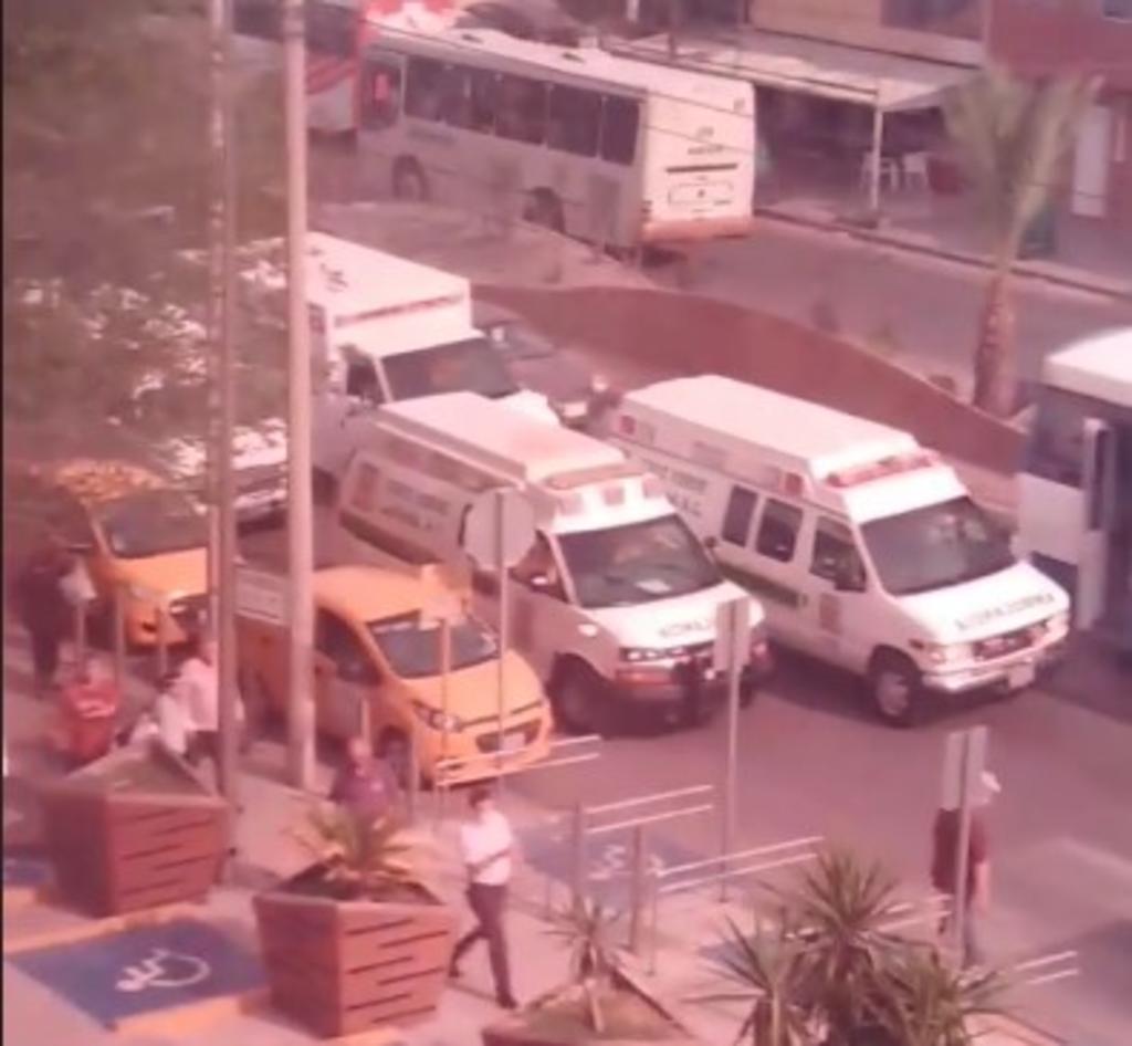 Ambulancias llevan 'serenata' a la Clínica 71 en Torreón por el Día del Paramédico