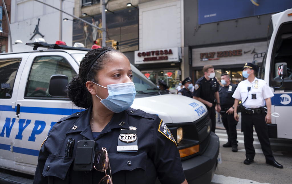 Acusan a policía de Nueva York de usar fuerza excesiva