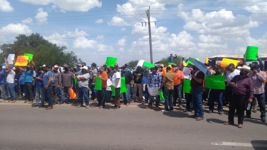 Mineros bloquean carretera en Nava