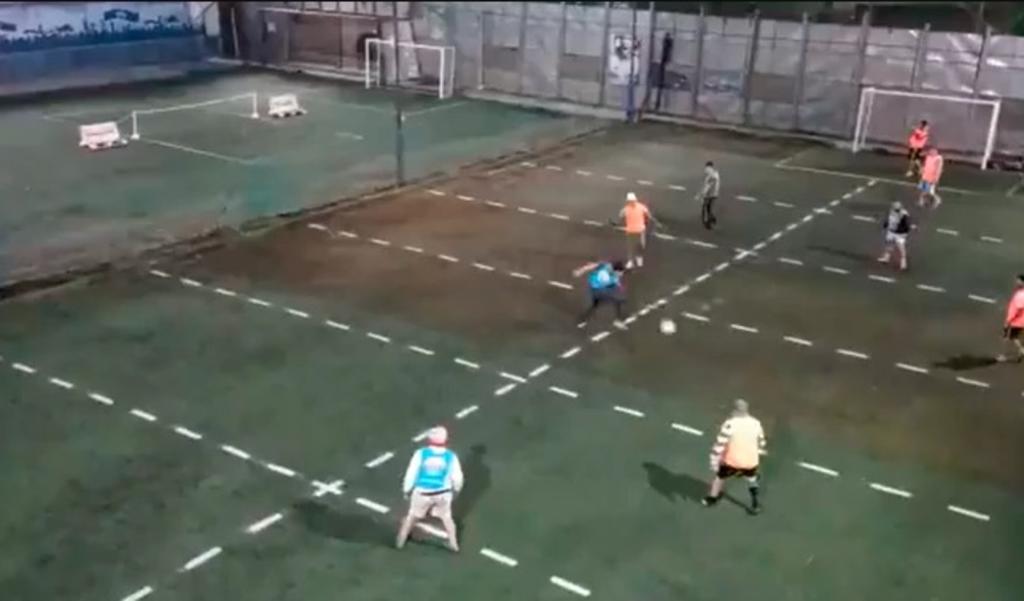 Partido de futbol se hace viral por su 'sana distancia'