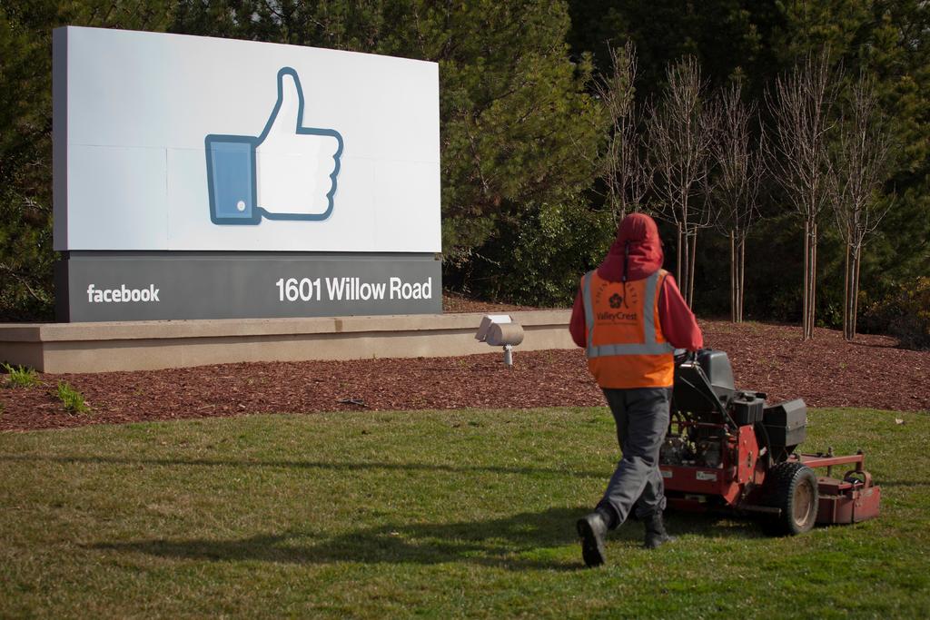 Caen acciones de Facebook y Twitter al perder publicidad