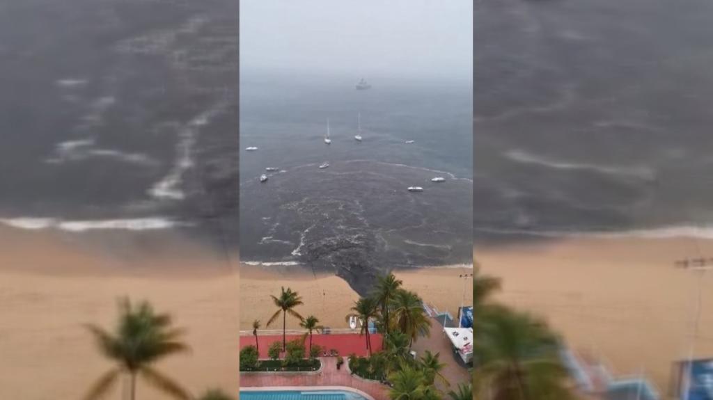 Niegan autoridades locales descarga de aguas negras a playa en Acapulco