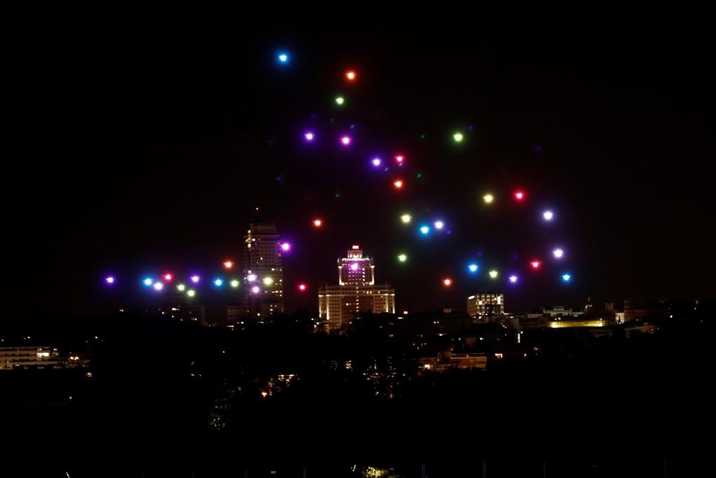 Madrid hace homenaje con drones iluminados a víctimas del COVID-19