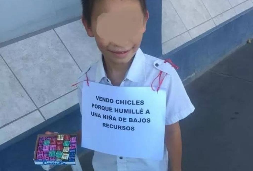 VIRAL: Niño 'vende chicles' como castigo por burlarse de niña de bajos recursos
