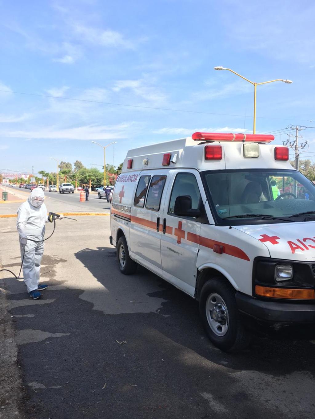 Sanitizan ambulancias de la Cruz Roja en Matamoros