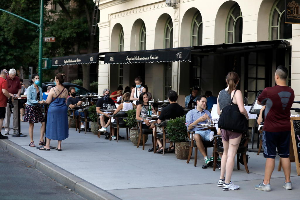 Plantea Nueva York retrasar la reapertura del interior de los restaurantes