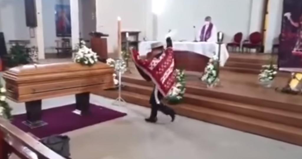 VIDEO: Hombre baila durante el funeral de su esposa y genera críticas