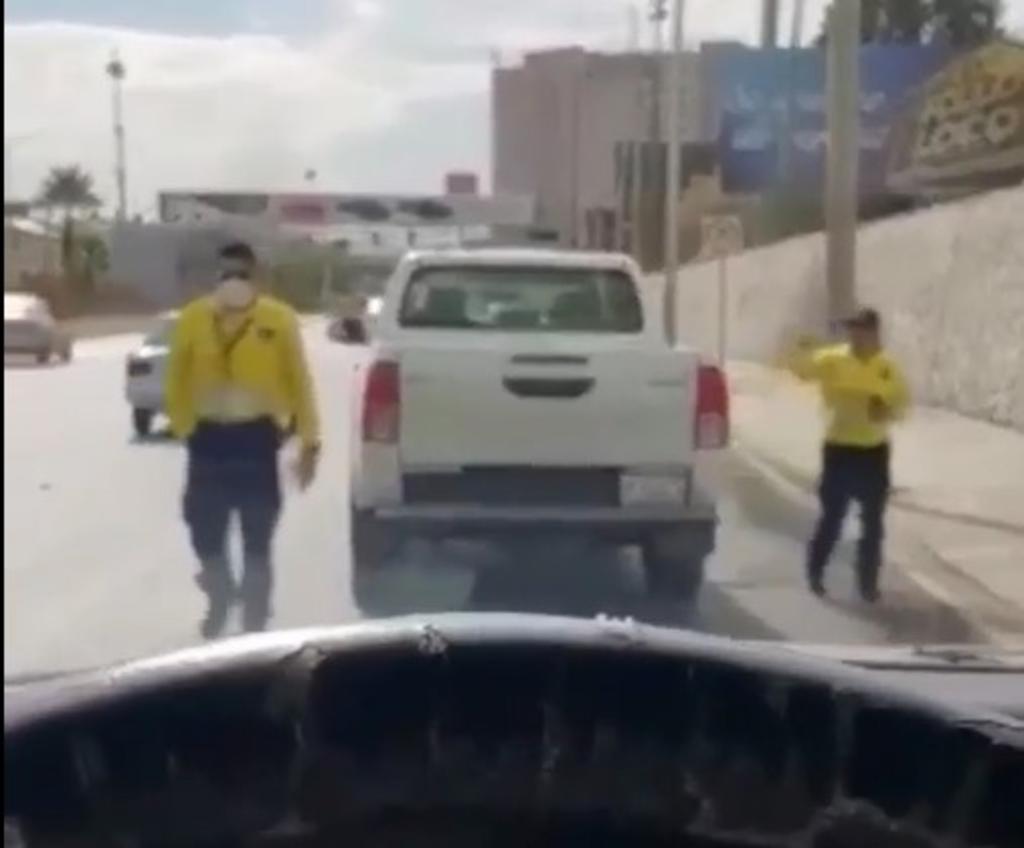 Reportan a tránsitos de Torreón por multar a bordo de vehículo no oficial
