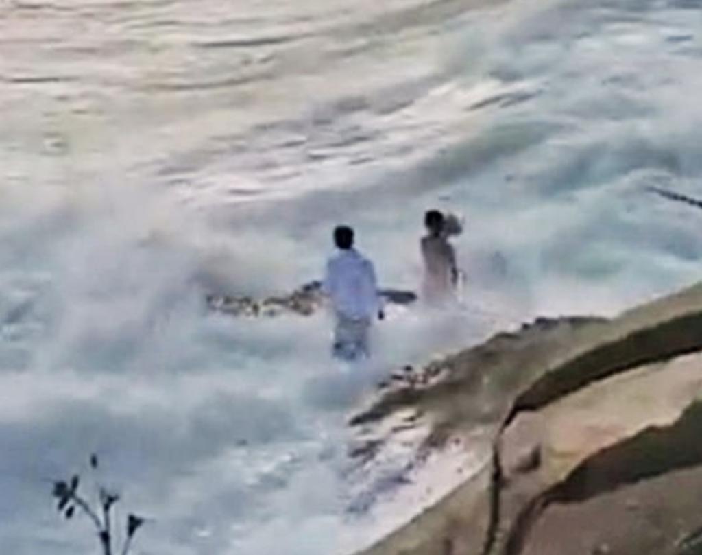 Recién casados tienen que ser rescatados del océano durante sesión fotográfica