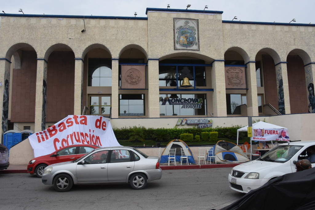Realizan plantón regidores en presidencia municipal de Monclova