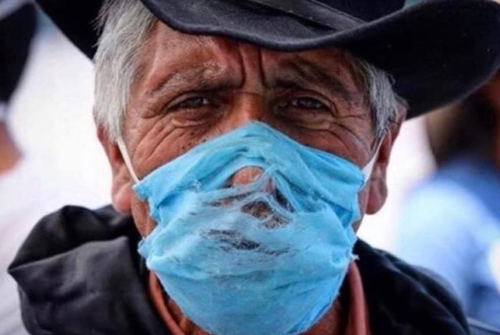 Fotografía de hombre con cubrebocas desgastado sensibiliza las redes