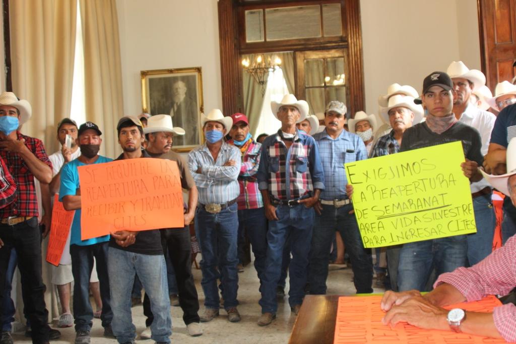 Campesinos realizan protesta en la Presidencia de Cuatro Ciénegas