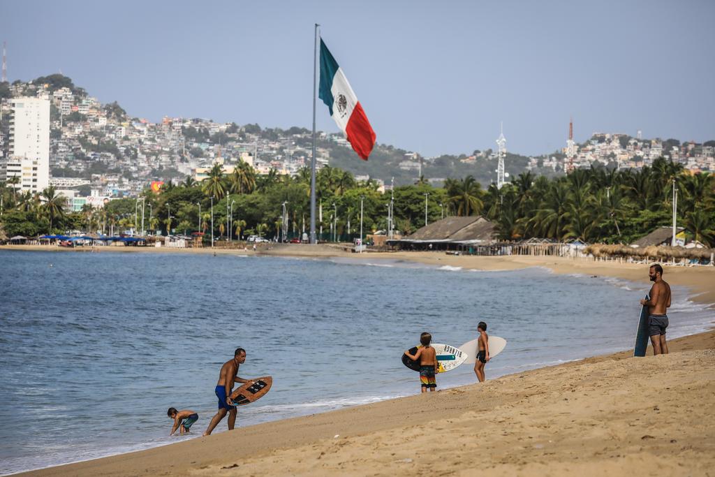 Playas de Acapulco reabren tras tres meses en cuarentena