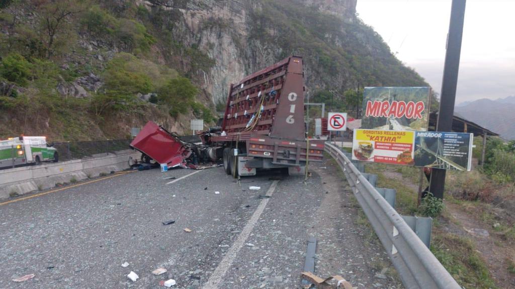 Choque en la Durango-Mazatlán deja un muerto; cierran circulación