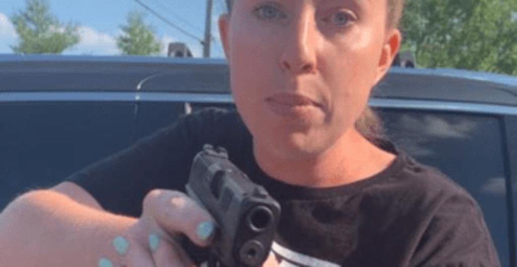 Acusan a pareja blanca en EUA tras apuntarle con un arma a una mujer negra