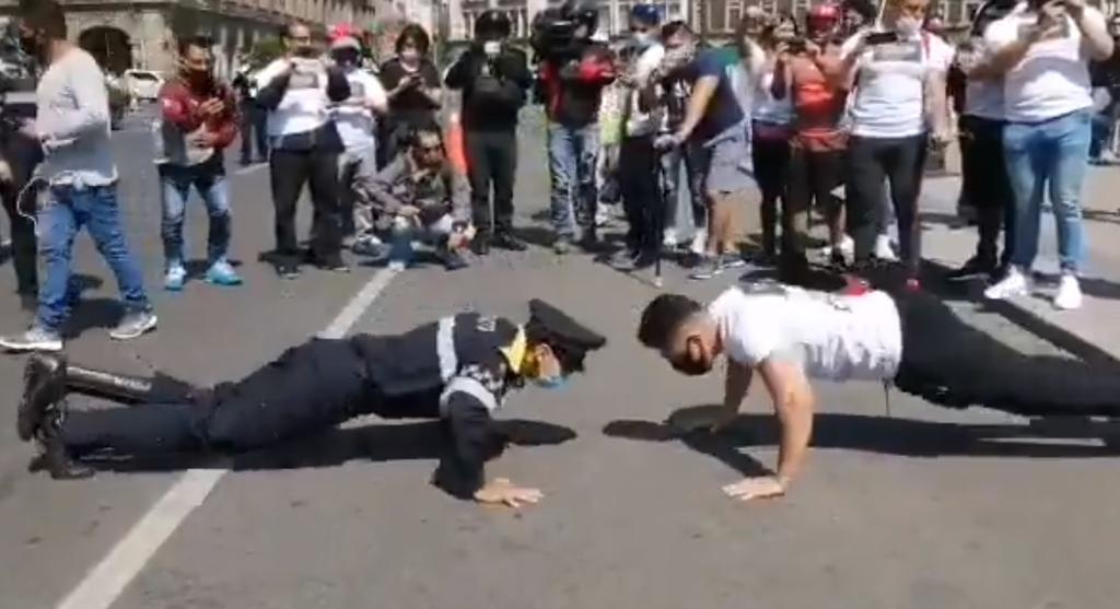 Policía gana contra deportista en competencia de largatijas en el Zócalo de la CDMX