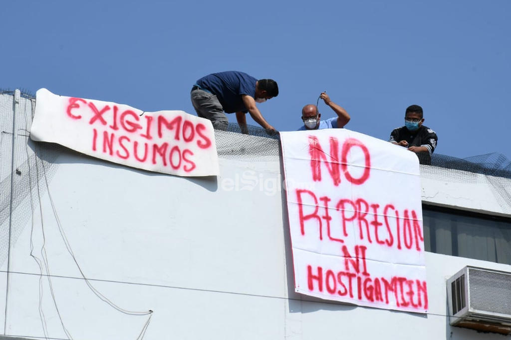 Protestan trabajadores del ISSSTE de Torreón por hostigamiento