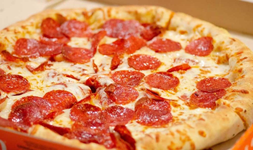 Despiden a empleados por entregar pizza con símbolo nazi hecho con pepperoni