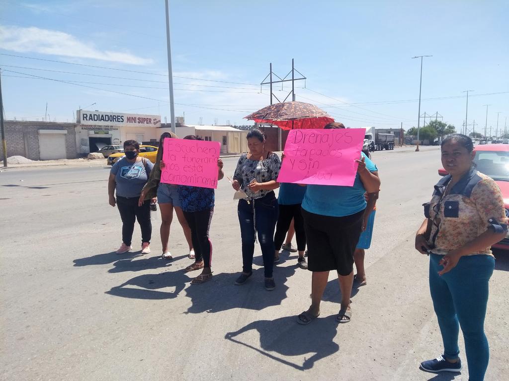 Protestan por falta de agua en la colonia Valle La Rosita de Torreón