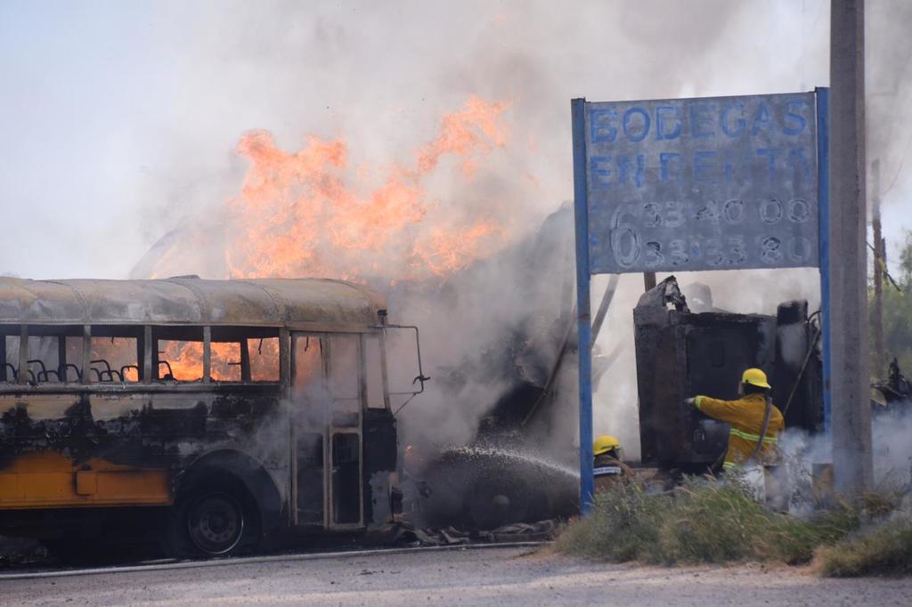 Se registra incendio tras colisión de un autobús de personal y 2 tráilers en Ciudad Frontera