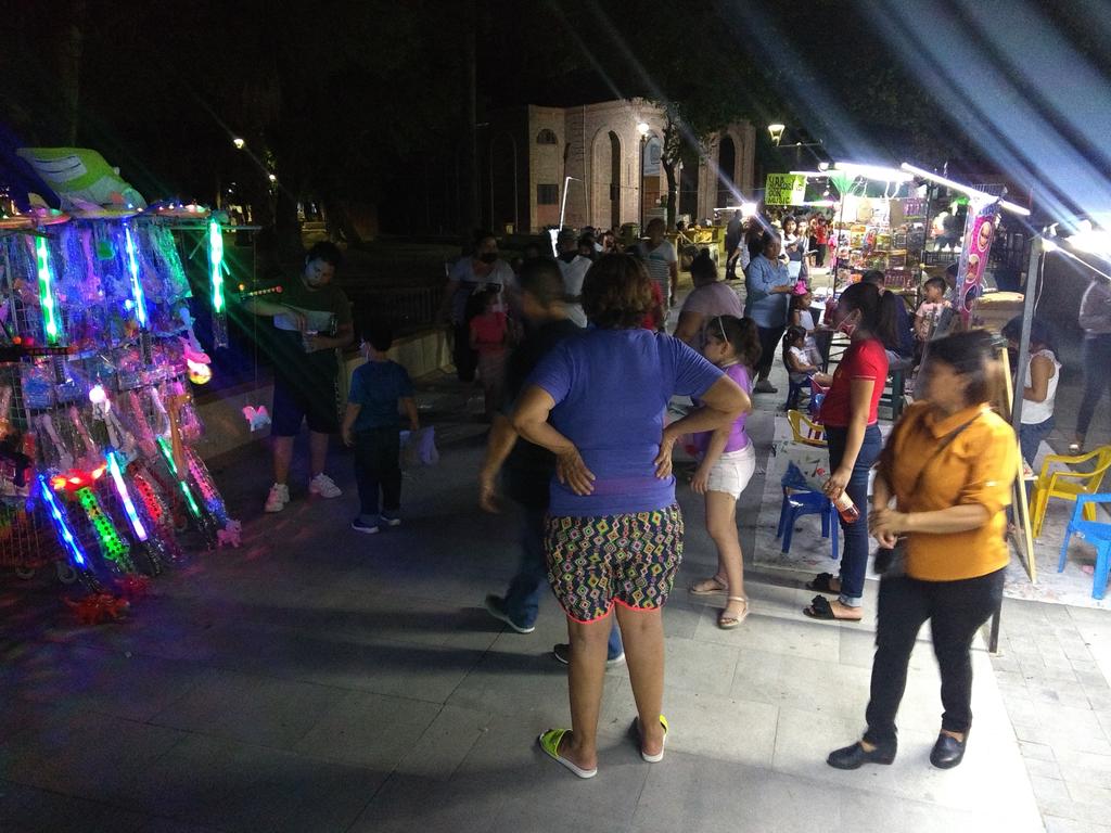 Aumenta actividad dominical en la Alameda de Torreón sin medias sanitarias