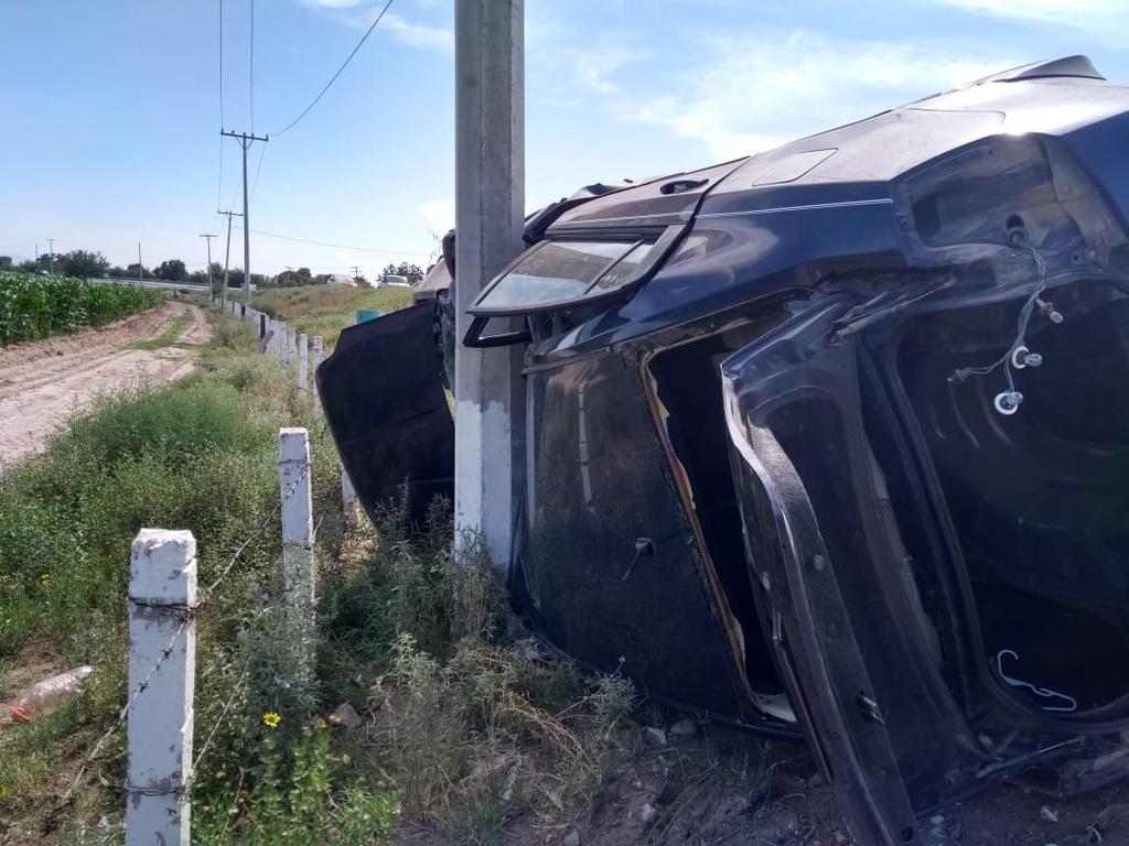 Vuelca automóvil en la Torreón-San Pedro