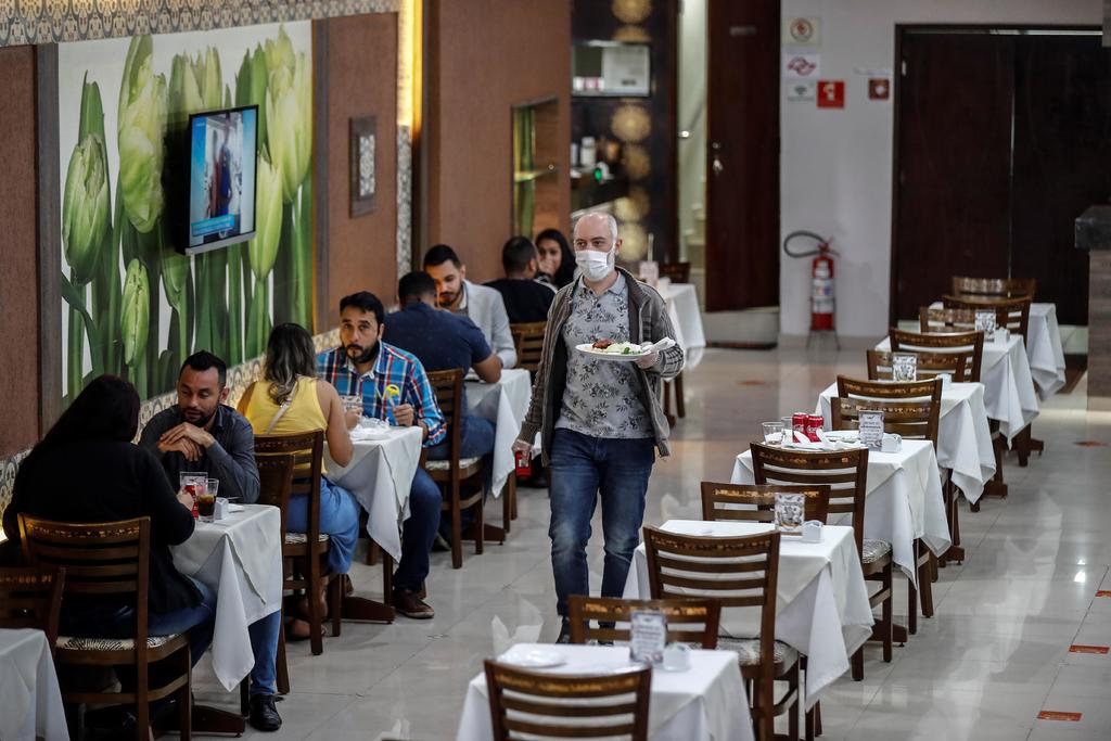 Reabren restaurantes y bares en Sao Paulo