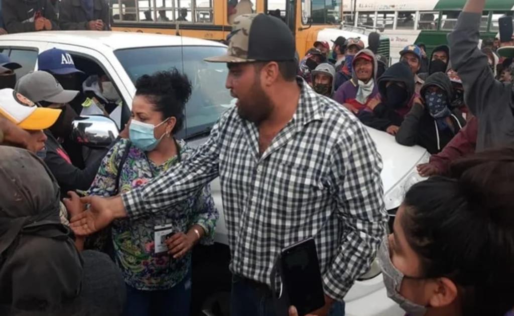 Jornaleros en San Quintín cierran carretera; denuncian falta de pago