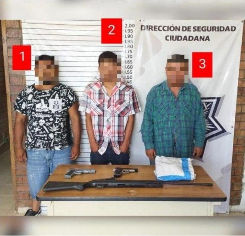 Arrestan a tres sujetos con réplicas de armas de fuego en San Pedro