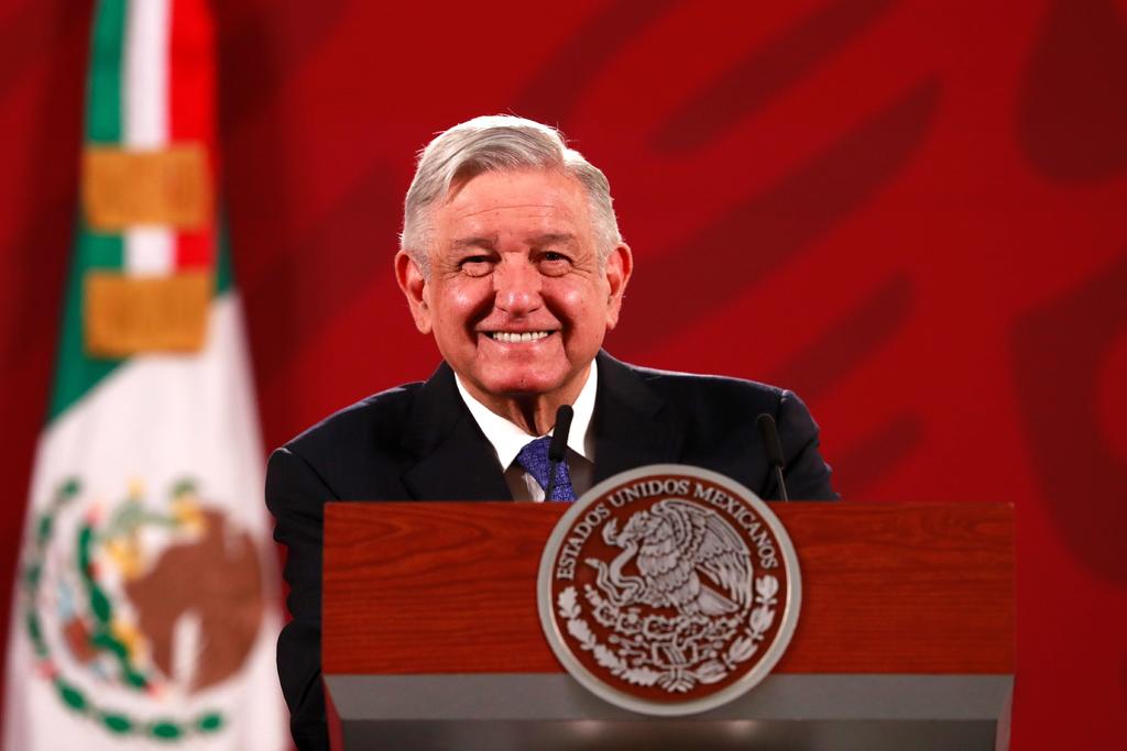 Connacionales esperan recibir a López Obrador en embajada mexicana