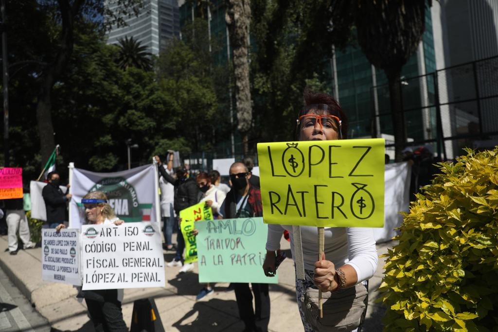 Protestan contra López Obrador frente a la embajada de EUA en México