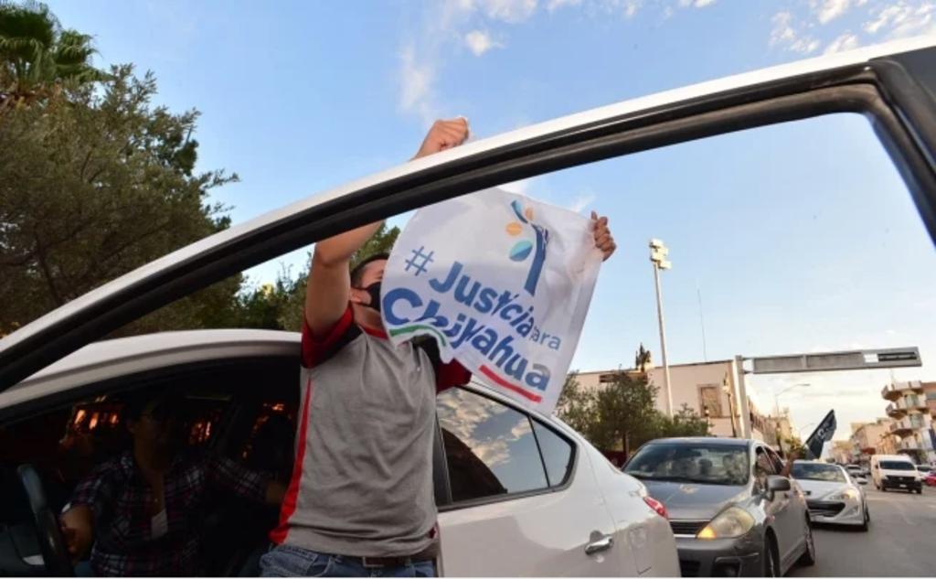 Con caravana, chihuahuenses celebran detención de César Duarte