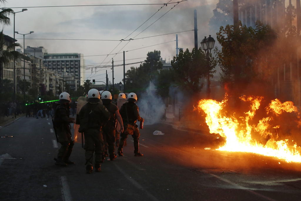 Usa policía gas lacrimógeno para dispersar protestas en Grecia